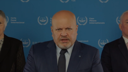 התובע בבית הדין הפלילי בהאג מקריא את החלטתו. | מסך מיוטיוב התובע בבית הדין הפלילי בהאג מקריא את החלטתו. | מסך מיוטיוב