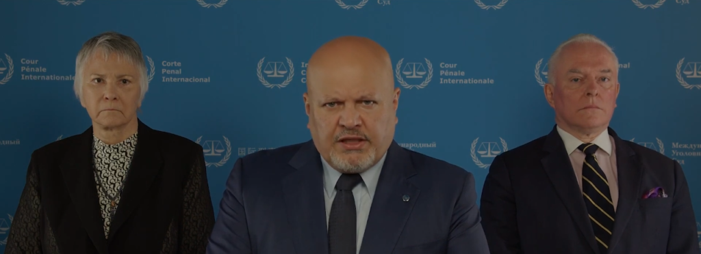 התובע בבית הדין הפלילי בהאג מקריא את החלטתו. | מסך מיוטיוב