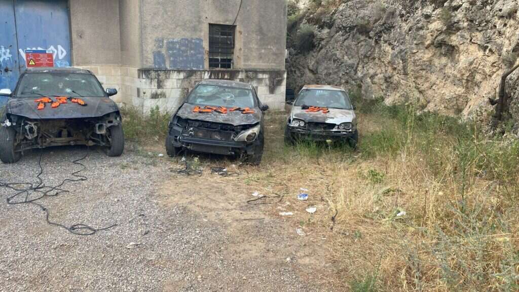 מכוניות שרוופות בעזרתן ניסו "אחים לשק" לחסום את כביש מס' 1. | דוברות המשטרה