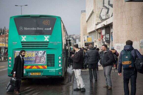 אוטובוס של חברת "אגד" מחוץ לתחנה המרכזית בירושלים. למצולמים אין קשר לכתבה. | הדס פרוש, פלאש 90 אוטובוס של חברת "אגד" מחוץ לתחנה המרכזית בירושלים. למצולמים אין קשר לכתבה. | הדס פרוש, פלאש 90