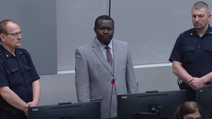 פטריס אדוארד נגאיסונה בפתיחת משפטו ב-ICC ב-2019. | מסך מיוטיוב