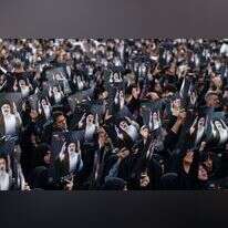 אזרחים איראניים מתאספים בכיכר בטהרן כדי לבכות את מותו של הנשיא אבראהים ראיסי, שנהרג בהתרסקות מסוק יחד עם בכירים בקבינט. | AFP