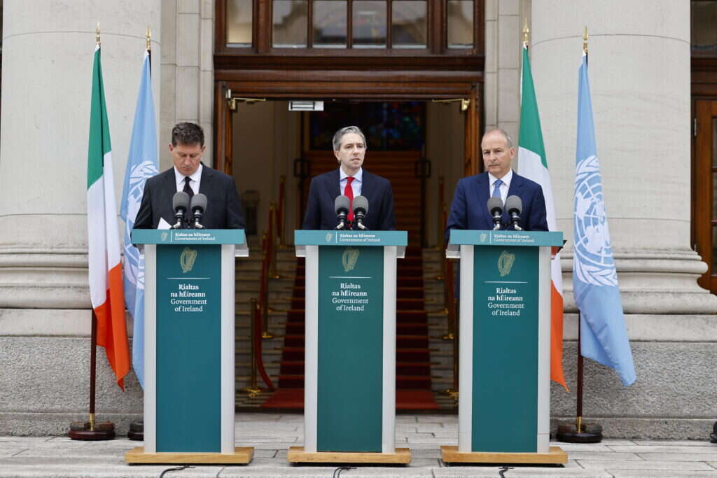 ראש ממשלת אירלנד סיימון האריס, יחד עם ראשי ממשלת ספרד ונורווגיה, מכריזים על הכרה במדינה פלסטינית | EPA