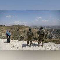 חיילי צה"ל ומתיישבת ביישוב חומש בצפון השומרו, בשנה שעברה. | פלאש 90