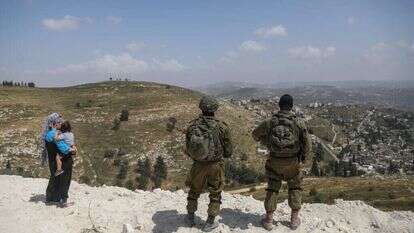 חיילי צה"ל ומתיישבת ביישוב חומש בצפון השומרו, בשנה שעברה. | פלאש 90