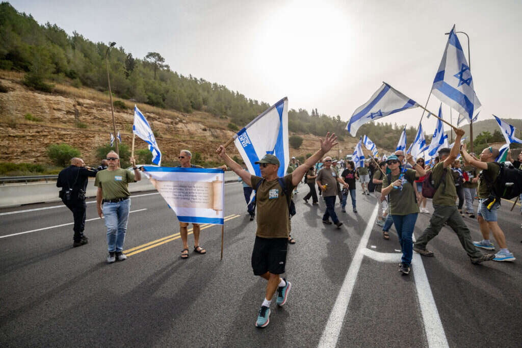 מפגיני "אחים לנשק" חוסמים את כביש 1, השבוע. | יונתן זינדל, פלאש 90 מפגיני "אחים לנשק" חוסמים את כביש 1, השבוע. | יונתן זינדל, פלאש 90