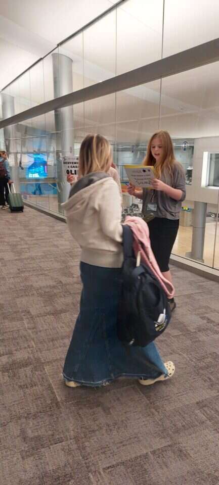 בנות השירות הלאומי ממתינות לעולים החדשים בנתב"ג. | עמותת ש"ל שילה