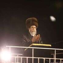 האדמו"ר מבאיאן בהדלקת מדורת ל"ג בעומר במירון. | דוד כהן / ג'יני