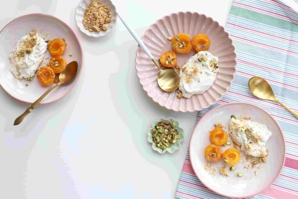 קינוח משמשים ביין עם קרם שמנת. | אפרת ליכטנשטט