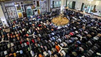 מתפללים מוסלמים במסגד באידליב, רמדאן 2024. | AFP מתפללים מוסלמים במסגד באידליב, רמדאן 2024. | AFP