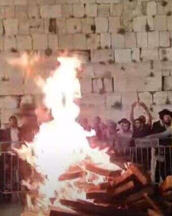הדלקת מדורת ל"ג בעומר בכותל המערבי. | מסך מתוך ערוץ היוטיוב של הקרן למורשת הכותל המערבי