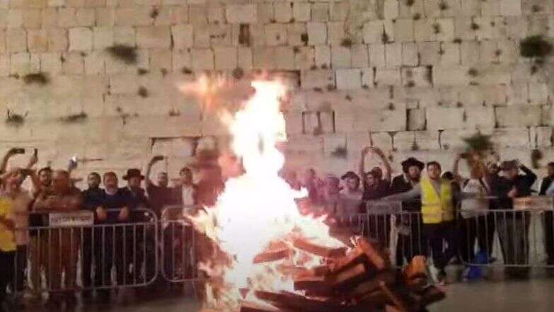 הדלקת מדורת ל"ג בעומר בכותל המערבי. | מסך מתוך ערוץ היוטיוב של הקרן למורשת הכותל המערבי