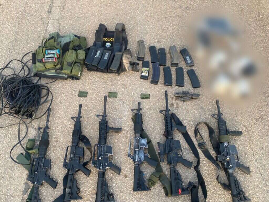 הנשקים שהתגלו ברכב. | דובר צה"ל הנשקים שהתגלו ברכב. | דובר צה"ל