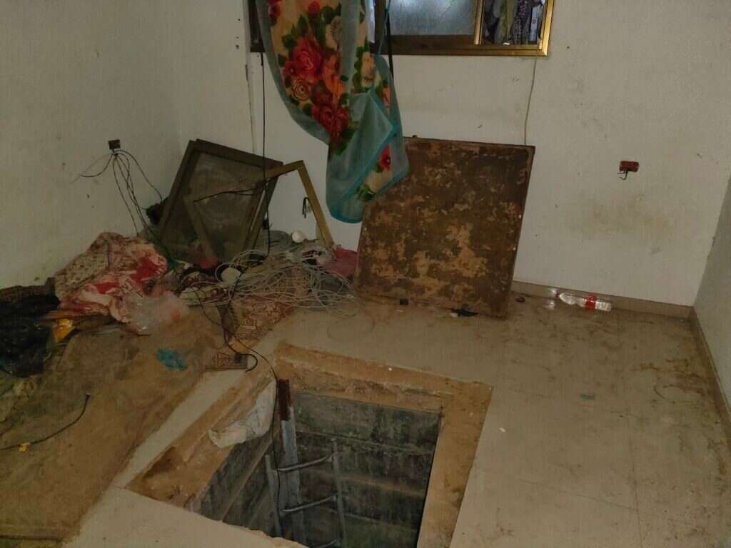 פתח המנהרה שבה נמצאו גופות החטופים. | ישי אלמקייס