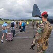 המרד בקלדוניה החדשה. חייל ניו־זילנדי מאבטח השבוע תיירים שנמלטים מהארכיפלג במטוס צבאי מיוחד. | איי.אף.פי