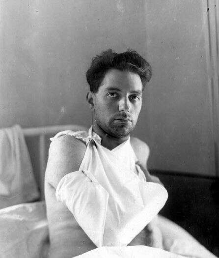 אחרי שהגיע לארץ - נפצע בפרעות. פון־וייזל לאחר שנדקר, 1929. | נדב מן ביתמונה, מתוך האוסף של ד"ר שולמית גרא, האוסף הלאומי לתצלומים ע"ש מש' פריצקר הספריה הלאומית