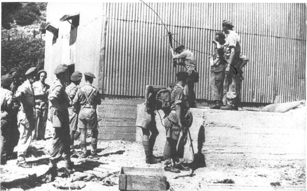 "פקידי הבולשת באנגליה חסרים מעיקרם כל חוש להומור". חיילים בריטים בקיבוץ יגור ב"שבת השחורה". | ארכיון קיבוץ יגור