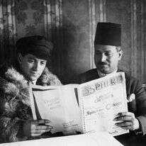 נסע הלוך ושוב בין אירופה ללבנט. פון־וייזל (משמאל) קורא כתב עת בטיסתו בספינת האוויר הגראף צפלין, שחלפה מעל ארץ ישראל בטיסתה מגרמניה למצרים באפריל 1929. | גטי אימג'ס