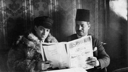 נסע הלוך ושוב בין אירופה ללבנט. פון־וייזל (משמאל) קורא כתב עת בטיסתו בספינת האוויר הגראף צפלין, שחלפה מעל ארץ ישראל בטיסתה מגרמניה למצרים באפריל 1929. | גטי אימג'ס