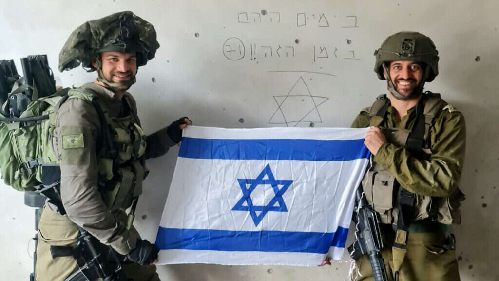 "הלחימה נוהלה בצורה מצוינת. עכשיו התחושה היא שהמציאות אחרת". בן־ציון מימין, בעזה. | באדיבות המצולם