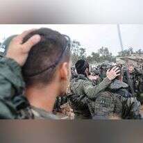 חיילים בתפילה לפני כניסה לעזה. דצמבר, 2023. | איי. אף. פי