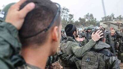 חיילים בתפילה לפני כניסה לעזה. דצמבר, 2023. | איי. אף. פי