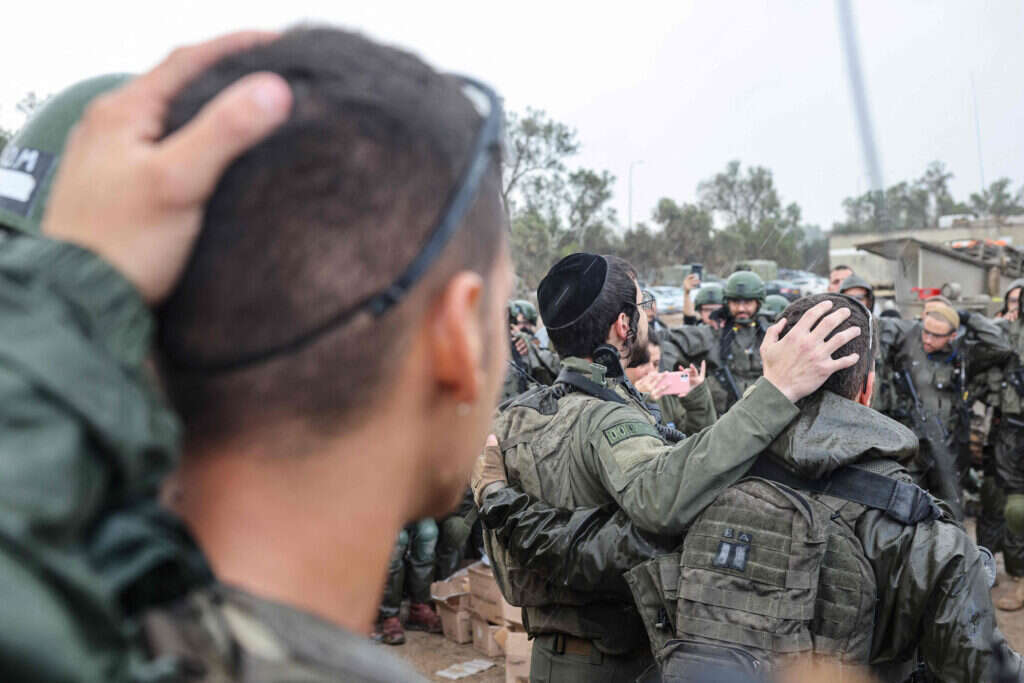 חיילים בתפילה לפני כניסה לעזה. דצמבר, 2023. | איי. אף. פי