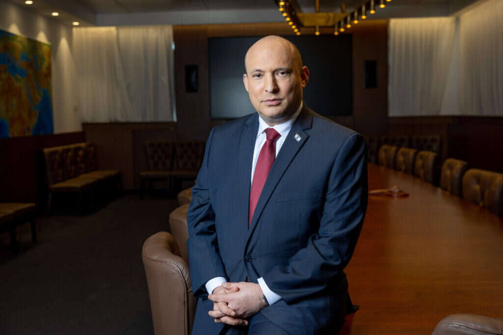 "הרעיון היה מנהיגות חדשה, צעירה וליברלית". נפתלי בנט, שבכהונתו היה הרשקוביץ בכיר בהסברת הקורונה. | יונתן זינדל, פלאש 90 "הרעיון היה מנהיגות חדשה, צעירה וליברלית". נפתלי בנט, שבכהונתו היה הרשקוביץ בכיר בהסברת הקורונה. | יונתן זינדל, פלאש 90