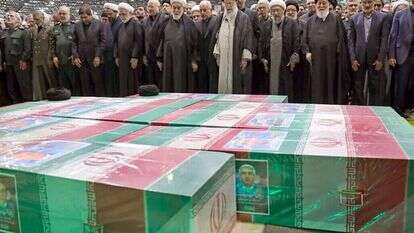 חמינאי ובכירי המשטר באיראן בהלווייתו של ראיסי. | איי.אף.פי