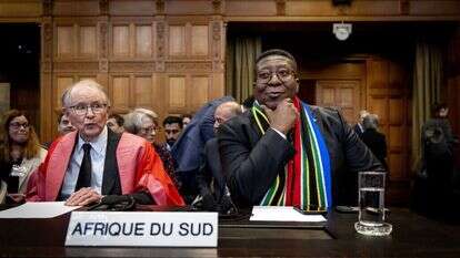הצוות הדרום אפריקני בבית הדין בהאג. | EPA/Koen van Weel