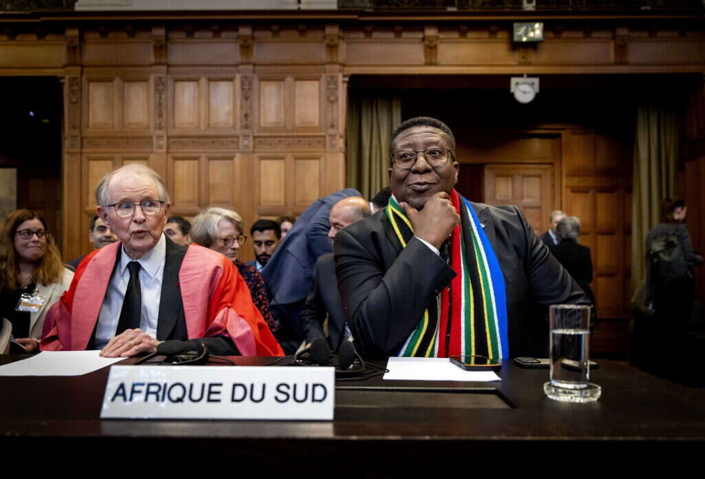 הצוות הדרום אפריקני בבית הדין בהאג. | EPA/Koen van Weel