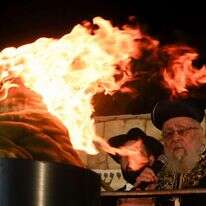 הראשון לציון הרב יצחק יוסף בהדלקה המסורתית במירון בל"ג בעומר. | AFP