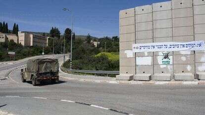 ג'יפ צבאי מול מכללת תל־חי צילומים: אייל מרגולין - ג'יני