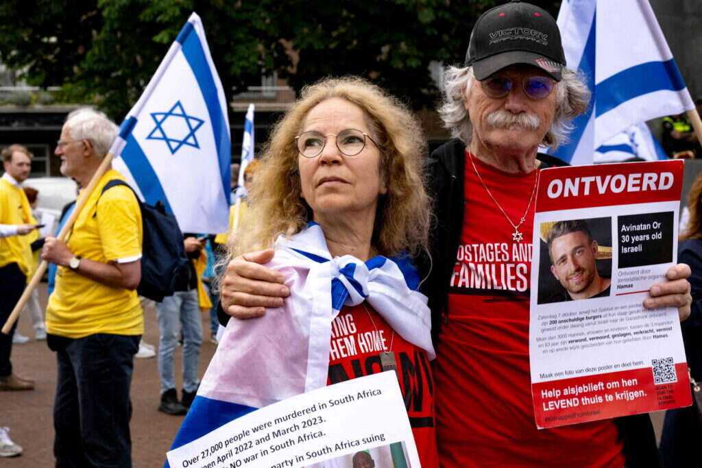 מפגינים בעד ישראל מחוץ לבית הדין בהאג. | AFP