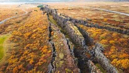 מפגש לוחות טקטוניים באיסלנד. | שאטרסטוק
