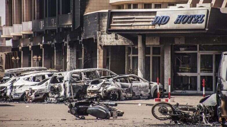 זירת פיגוע בוואגאדוגו; בורקינה פאסו, בו נרצחו 30 בני אדם ולפחות 56 נפצעו. ארכיון | AFP זירת פיגוע בוואגאדוגו; בורקינה פאסו, בו נרצחו 30 בני אדם ולפחות 56 נפצעו. ארכיון | AFP