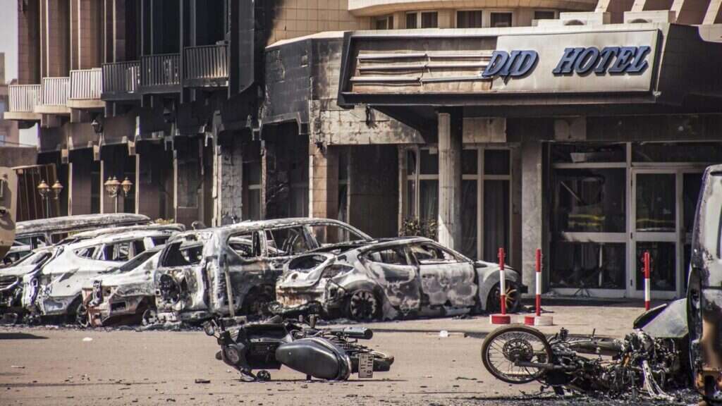 זירת פיגוע בוואגאדוגו; בורקינה פאסו, בו נרצחו 30 בני אדם ולפחות 56 נפצעו. | AFP