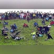 משתתפים במירוץ "הגבינה המתגלגלת" באנגליה. | Jacob King/PA via AP משתתפים במירוץ "הגבינה המתגלגלת" באנגליה. | Jacob King/PA via AP