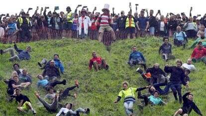 משתתפים במירוץ "הגבינה המתגלגלת" באנגליה. | Jacob King/PA via AP