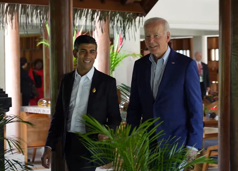 נשיא ארה"ב, ג'ו ביידן ור"מ בריטניה, רישי סונאק מחויכים בפורום G20 אשתקד. | מסך מיוטיוב