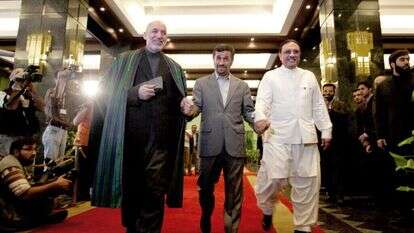 אחמדינג'אד עם נציגי מאפגניסטן ופקיסטן. | ATTA KENARE / AFP