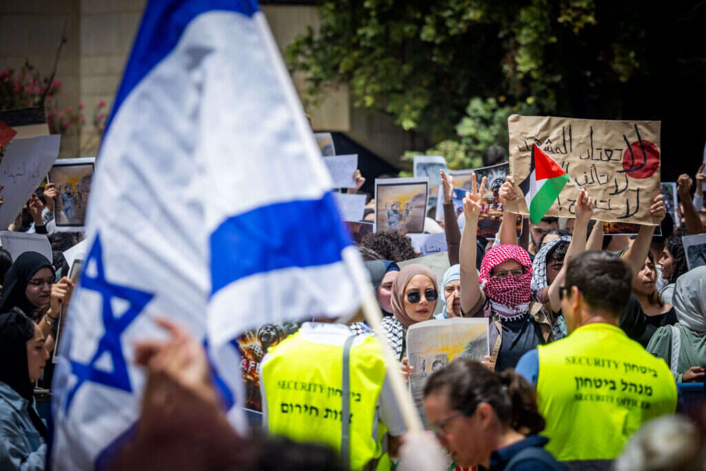 ההפגנה הפרו-פלסטינית באוניברסיטה העברית והפגנת הנגד הפרו-ישראלית, היום. | יונתן זינדל, פלאש 90