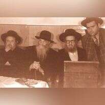 מימין: הרב ניסן זק"ש, הרב יעקב משה חרל"פ, הרב איסר זלמן מלצר, הרב דב בעריש ויידנפלד ("הרב מטשבין"). באדיבות הרב אברהם זק"ש