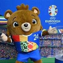 קמע יורו 2024, ליד העתק של גביע אליפות אירופה. | RALF HIRSCHBERGER / AFP