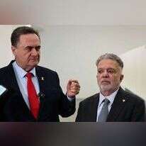 שגריר ברזיל בישראל פרדריקו מאייר עם שר החוץ ישראל כ"ץ. AHMAD GHARABLI / AFP שגריר ברזיל בישראל פרדריקו מאייר עם שר החוץ ישראל כ"ץ. AHMAD GHARABLI / AFP