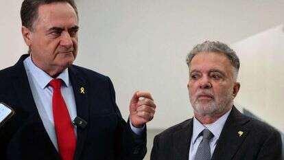 שגריר ברזיל בישראל פרדריקו מאייר עם שר החוץ ישראל כ"ץ. AHMAD GHARABLI / AFP