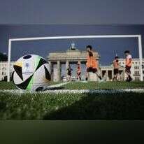 הכדור הרשמי ליורו 2024 עד הדשא בברלין, גרמניה. | Jens Schlueter / AFP