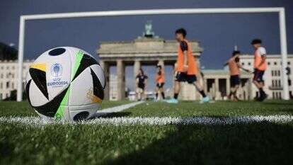 הכדור הרשמי ליורו 2024 עד הדשא בברלין, גרמניה. | Jens Schlueter / AFP