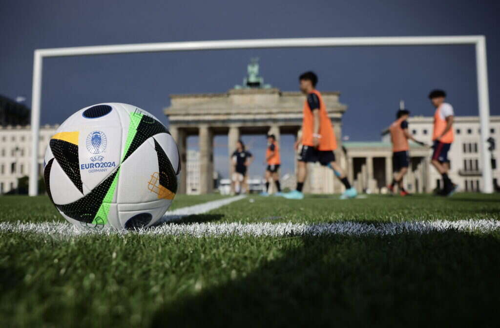 הכדור הרשמי ליורו 2024 עד הדשא בברלין, גרמניה. | Jens Schlueter / AFP