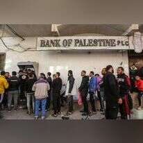 תושבי רצועת עזה מחוץ לסניף של "בנק פלסטין" ברפיח, ב-8 בדצמבר 2023. | עאבד ראחים חאטיב, פלאש 90